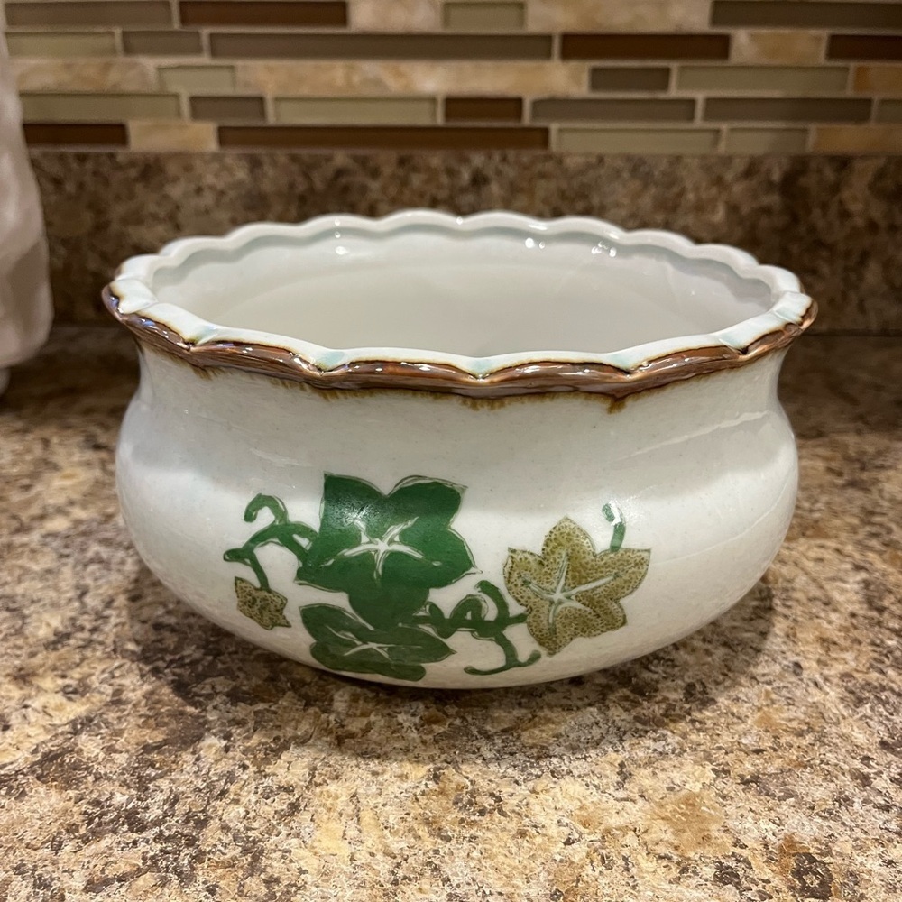 Vintage AAA Imports Planter with Ivy Design approx 7.5” wide 4” height - Picture 5 of 11